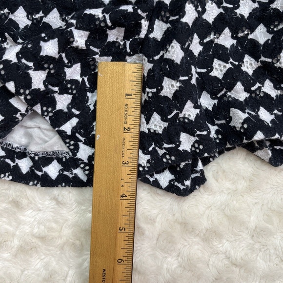 THEORY Eyelet Black / White Print Shorts Size 2 - Picture 6 of 9